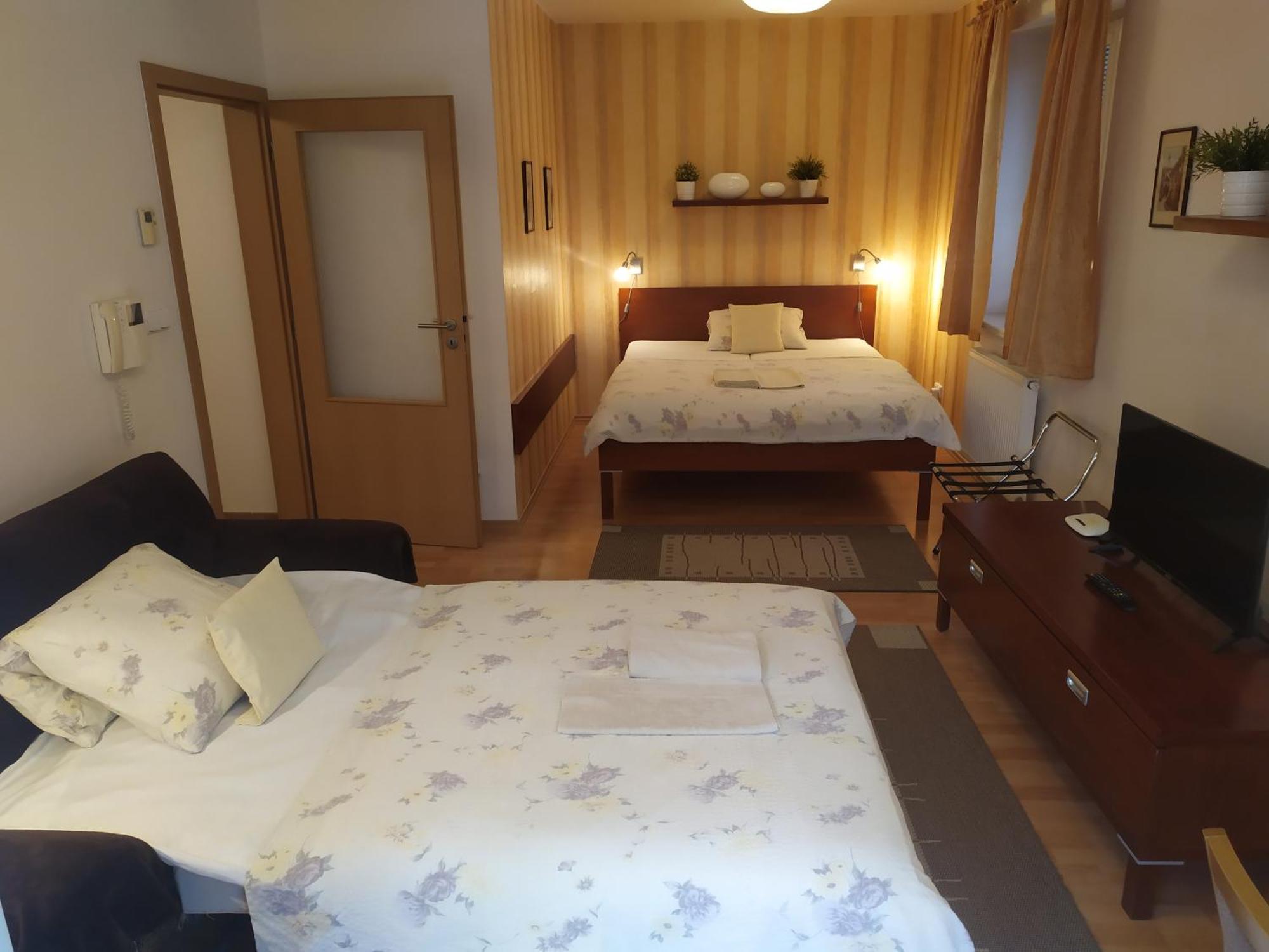 Gonda Apartments Hradec Králové Buitenkant foto