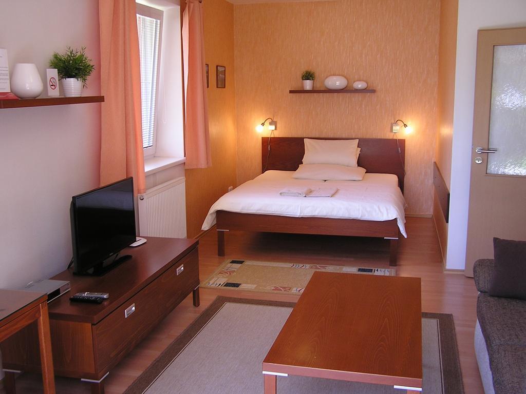 Gonda Apartments Hradec Králové Buitenkant foto