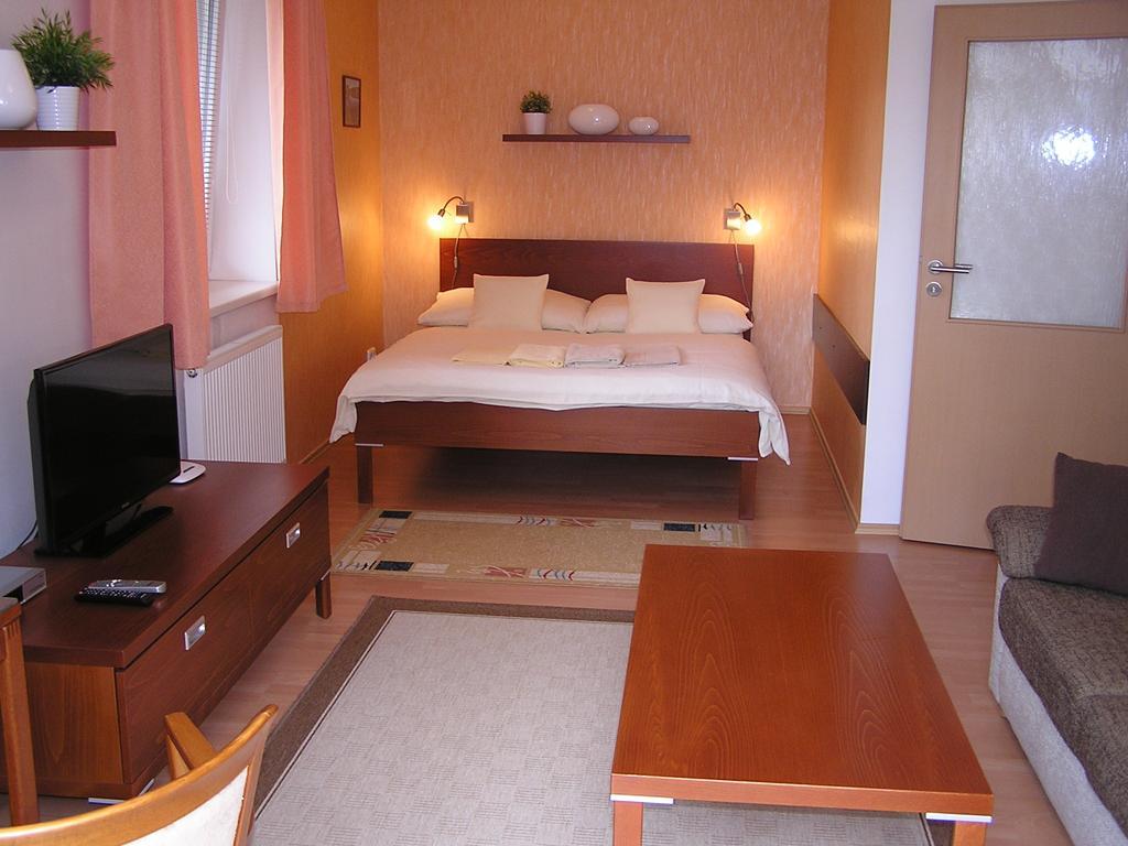 Gonda Apartments Hradec Králové Buitenkant foto