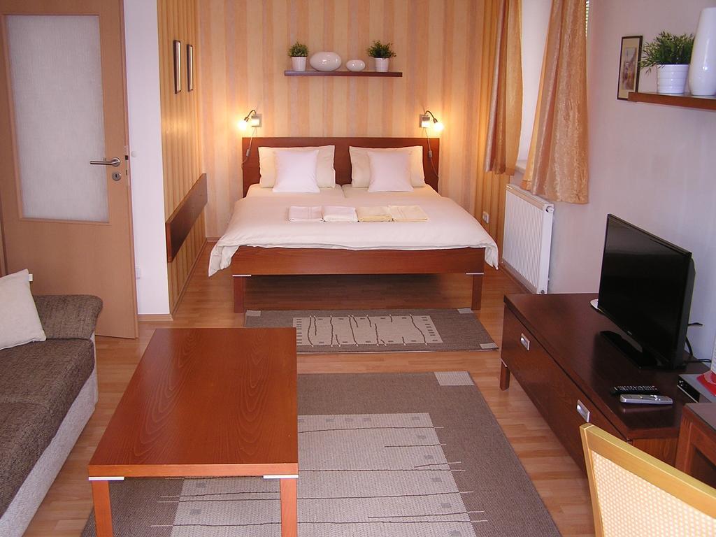 Gonda Apartments Hradec Králové Buitenkant foto