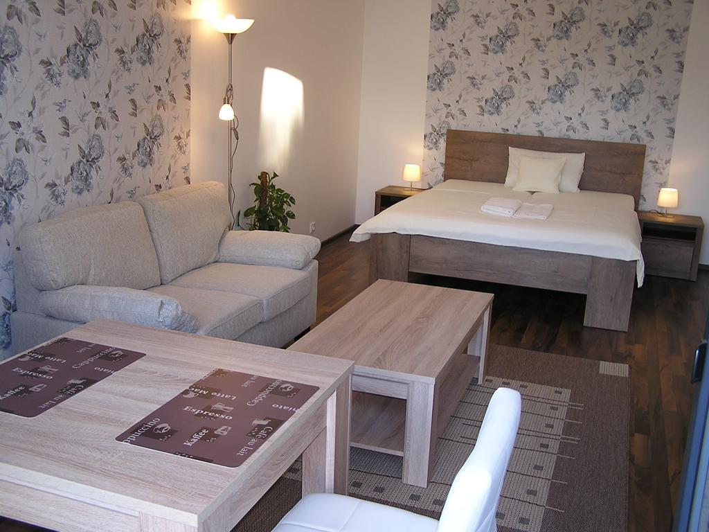 Gonda Apartments Hradec Králové Buitenkant foto