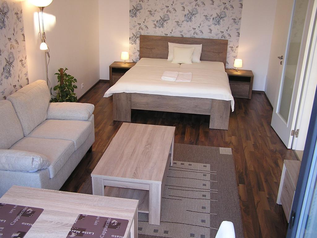 Gonda Apartments Hradec Králové Buitenkant foto