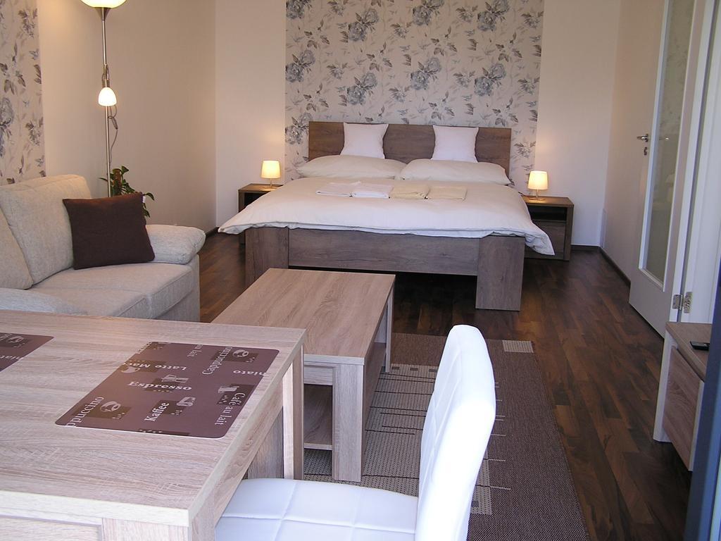 Gonda Apartments Hradec Králové Buitenkant foto