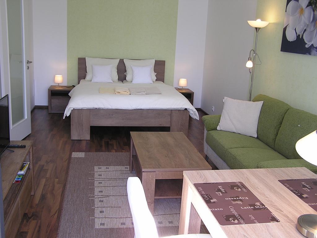 Gonda Apartments Hradec Králové Buitenkant foto