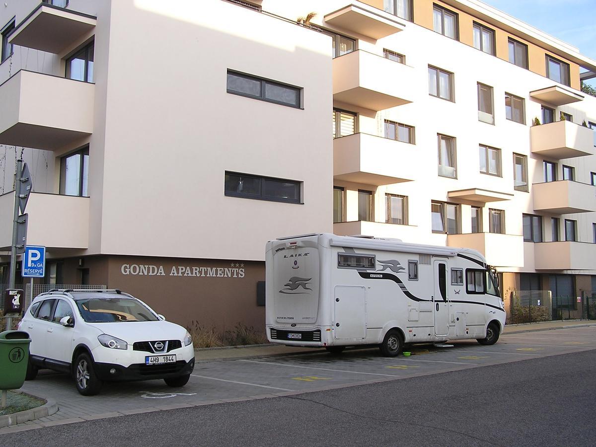 Gonda Apartments Hradec Králové Buitenkant foto